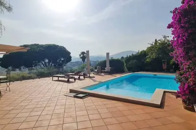 Image de vue mer, piscine privée, grand jardin ombragé