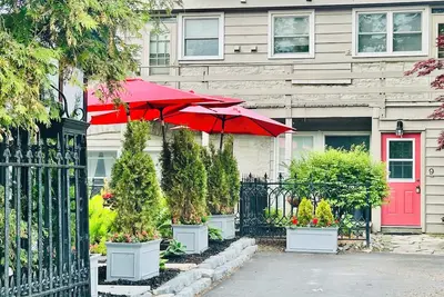 Image de Charming historic 2-bedroom coachhouse in Kingston