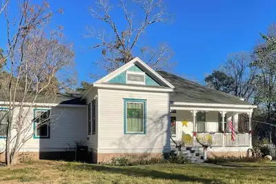 Image de Charming 4-bedroom farmhouse in Magnolia nestled on 2 acres. Miniature horses!