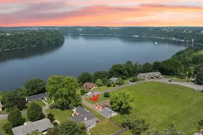 Image de Family‑friendly 4‑bedroom home accommodating multiple boats with trailers