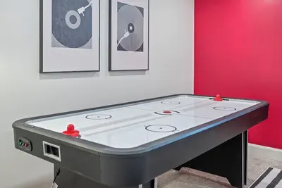 Image de Hot Tub - Mins to Short North - Retro Game Room - New Construction
