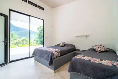 Image de Hermoso chalet Rodeado de montañas y vegetación exuberante