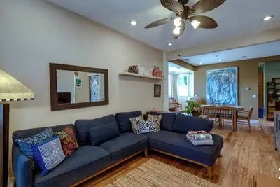 Image de Stylish, Eclectic two bedroom Retreat Near Downtown & Redwood