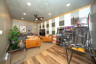 Image de Free Summer Night! Hot Tub | Game Room | King Beds