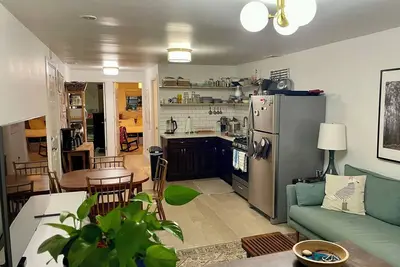 Image de 3 bedroom / 1 bathroom Fully Furnished apartment in the Excelsior neighborhood.