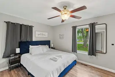 Image de 5 Min to Ark! Quiet and Comfy!