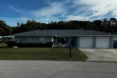 Image de Big Soothing 3-bedroom house with Ac in Astor on the St John’s River! !