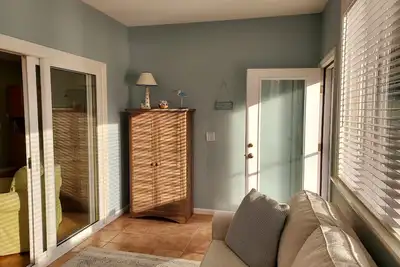 Image de Fully furnished cottage, minutes from the beach.