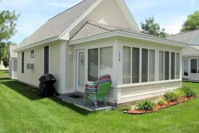 Image de Fully furnished cottage, minutes from the beach.