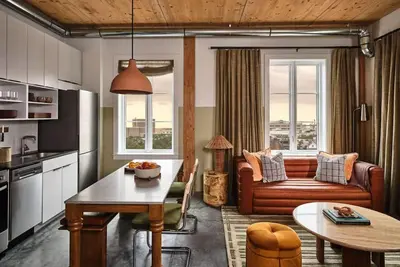 Image de Walk to City Market + Bike Rentals & Bar Onsite