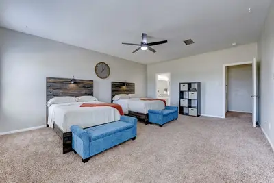 Image de family-friendly 2-bedroom, 2. 5 bath included Wi-Fi, and classic arcade games