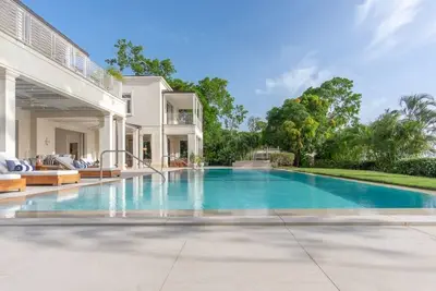 Image de Luxury 5br Beachfront Villa w/ Pool, Chef’s Kitchen & Ocean Views – Holetown