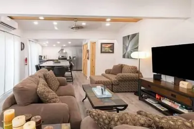 Image de Colgate Log Cabin #9