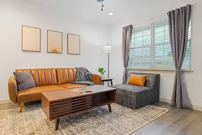 Image de Modern Austin King Suite–Walk to Dt/6th St–F1-Acl