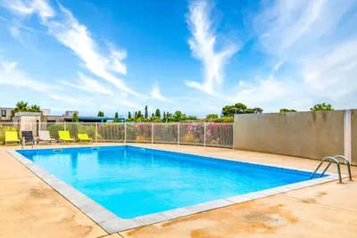 Image de Chalet 'Pomérols' avec piscine partagée, terrasse privée et climatisation