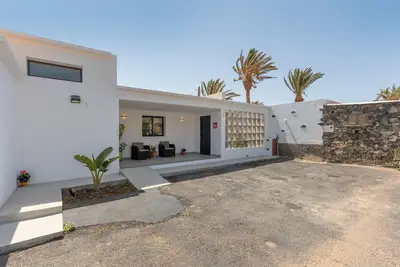 Image de Maison de vacances 'Ternemoyschool' avec vue sur les montagnes, terrasse privée et Wi-Fi