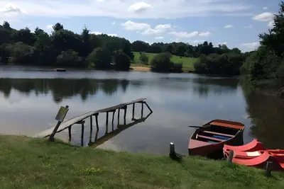 Image de Maison 'Porcherat - Perigord Vert, Dordogne' avec vue sur lac, jardin privé et Wi-Fi