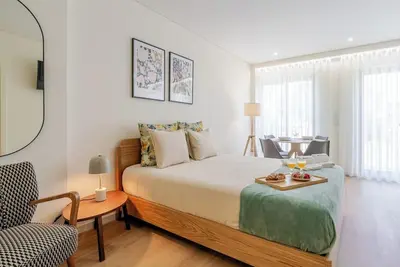 Image de Bright Flats with City Views by HostWise