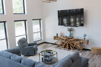 Image de On Beaver Lake! Rogers, Ar, New Spacious Barndominium With Sweeping Lake Views.