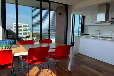 Image de Appartement avec vue sur la mer et piscine à débordement, idéal pour les familles.