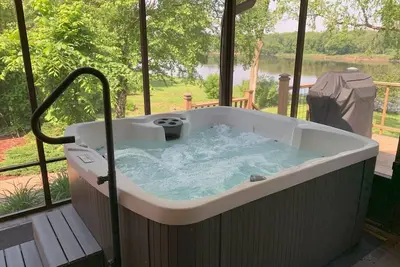 Image de Chippewa Riverfront Retreat Sleeps 8 and Hot Tub