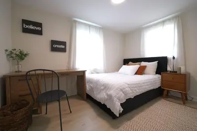 Image de Fenced Yard, In-Unit Washer & Dryer 7 Minutes from Clt Sleeps 4