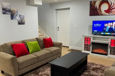 Image de Step into Serenity 3-bedroom apartment  Entrance is on the side of the building.