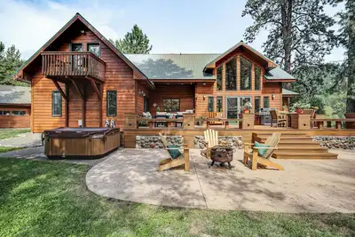 Image de Day Trip to White Pass: Luxe Cabin on Naches River