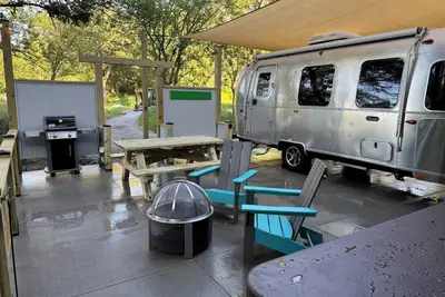 Image de Silver Surfer Airstream with 4 person Hot Tub