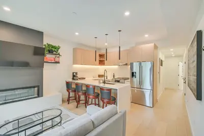 Image de Near Biotechs & Mit: Cozy Condo w/ Fireplace