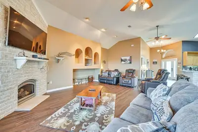 Image de Boat Dock & Hot Tub: Waterfront Home in Milam!