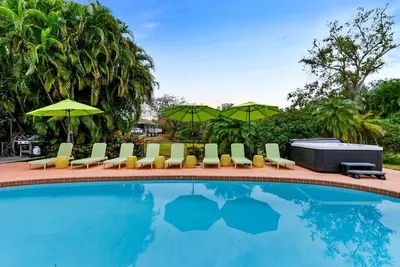 Image de Sleeps 20~Heated Pool~Pickleball~Hot Tub~Fire Pit