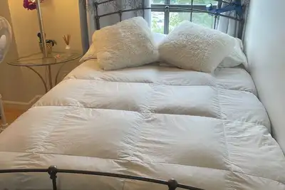 Image de Central location in the city. Close to transportation, mall, pool and more.