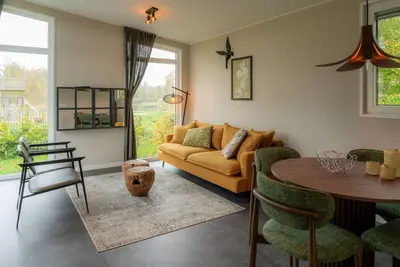 Image de Maison de luxe entourée d'eau et de forêt