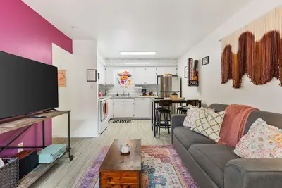 Image de Pink Dreams - Walk to Live Music, Bars, Restaurants - Free Parking