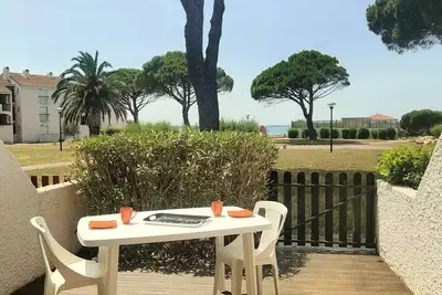 Image de Studio in rdc, Blick auf schattigen Park und Teich. Große Terrasse