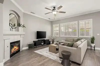 Image de Modern & Comfortable Lincoln Home with Luxury Master Bedroom