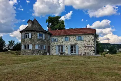 Image de Homerez - Maison spacieuse avec vue sur la montagne à Naucelles