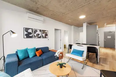 Image de Chic 4-Bedroom with Skyline Views, Firepit and Gym