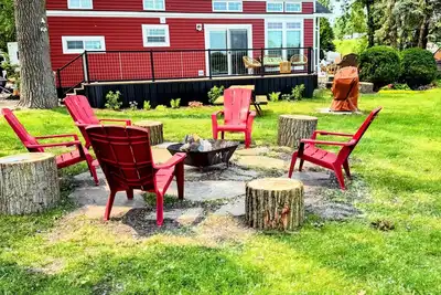 Image de Mtm Premier Funky Island sleeps 8 in a bright, modern park model with stunning lakefront views. Cozy living spaces, lofted bedrooms, and access to campground amenities make this the perfect lakeside retreat.