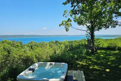Image de New! Above Crystal Lake - Hot Tub and Stunning Hilltop Views for Stargazers and Nature Lovers! Window A/C Unit in Bedroom!
