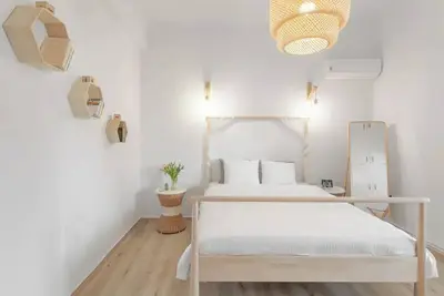 Image de Φωτεινό μίνιμαλ διαμέρισμα 3′ απ’ το Μετρό, Διαθέτει ήσυχη αυλή
