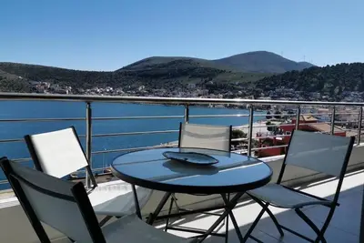 Image de 3-bedroom family friendly duplex panoramically overlooking beautiful Amfilochia