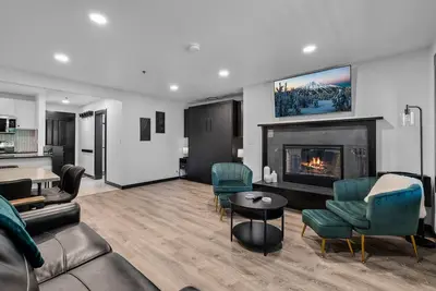 Image de New Listing! Modern Mountain Basecamp @ 7th Mountain Resort!