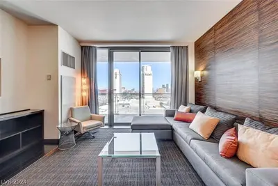 Image de Stunning High-Floor Strip Views | Balcony 35309