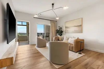 Image de Chill on the Hill with Lake Views!