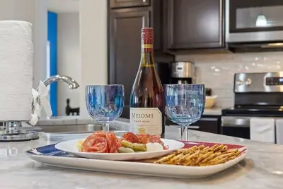 Image de New* Temple 6 Bd 5 min to Meta, Bs&W, Umhb, Shopping+Lake. Free Parking+Wi-Fi