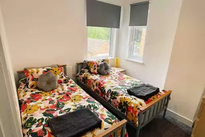 Image de Modern 3 bed home next to railway station