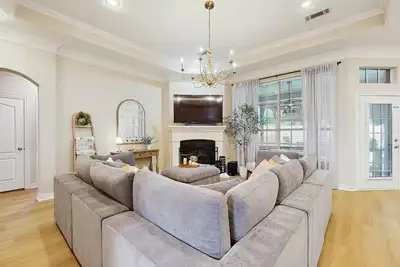 Image de Luxurious home w/ sparkling private pool, large yard w/ games, & Pack N Play