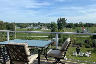 Image de Bungalow with Rideau River View – Available Oct-Apr